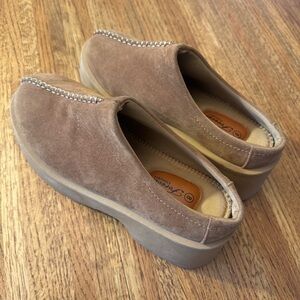 Faux suede like new clogs, women’s size 8, memory foam, by Forever